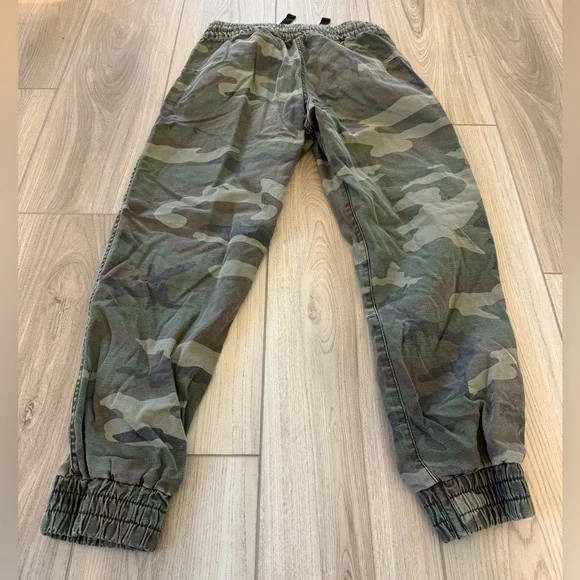 Aritzia TNA Alix Camo Joggers - Picture 4 of 6